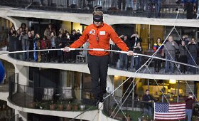 Nikas Wallenda perėjo lynu, i&scaron;temptu 152 metrų auk&scaron;tyje tarp Čikagos dangoraižių