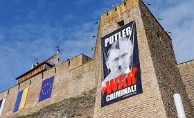 Vladimiras Putinas vaizduojamas kaip Hitleris
