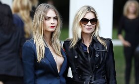 Mados pasaulio žvaigždės Kate Moss ir Cara Delevingne žiūrėjo &bdquo;Burberry&ldquo; kolekcijos pristatymą