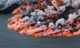 Nerimstantis Baurdarbungos ugnikalnis kelia žemės virpesius ir lieja lavą