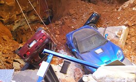 &bdquo;Corvette&ldquo; muziejuje į atsivėrusią smegduobę įkrito a&scaron;tuoni sportiniai automobiliai