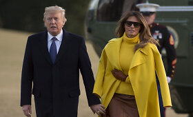 Melania Trump neatsakė į Donaldo Trumpo mėginimą susikibti už rankų