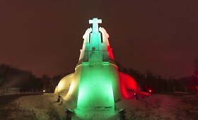 Lietuvos vėliavos spalvomis ap&scaron;viestas &bdquo;Trijų kryžių&ldquo; paminklas