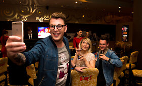 Vasaros vidurį žinomi žmonės minėjo pokerio turnyre Klaipėdoje