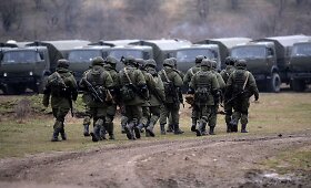 Kryme rusų kariai be paliovos patruliuoja prie karinės bazės Perevalnoje