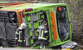 Vokietijoje greitkelyje apvirto &bdquo;Flixbus&ldquo; autobusas
