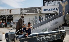 Migrantai, gyvenantys apleistame Graikijos oro uoste