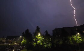 Utenos dangų perskrodė ry&scaron;kus žaibas