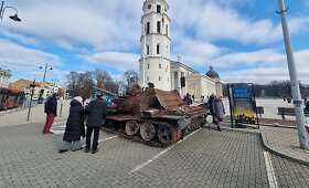 Gėlės ant Ukrainoje sunaikinto Rusijos tanko Vilniaus Katedros aik&scaron;tėje