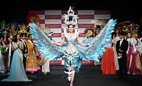&bdquo;Miss International 2014&ldquo; dalyvės demonstravo nacionalinius kostiumus