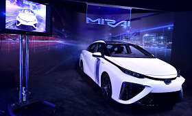 &bdquo;Toyota Mirai&ldquo; pristatymas su filmo &bdquo;Atgal į ateitį&ldquo; aktoriais