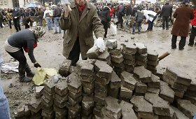 Ukrainos protestuotojai ruo&scaron;iasi būsimiems milicijos reidams