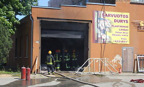 Gaisras durų ir langų gamybos įmonėje