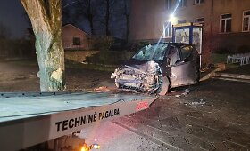 Panevėžyje į medį rėžėsi &bdquo;Mercedes&ldquo;