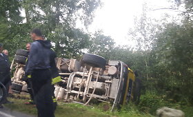 Prie Kulautuvos miestelio apvirto žvyrą vežęs sunkvežimis