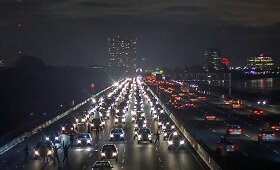 Kalifornijoje protestuotojai blokavo eismą automagistralėje
