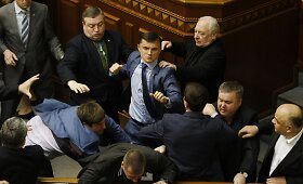 Ukrainos Auk&scaron;čiausiojoje Radoje prasidėjus posėdžiui kilo deputatų mu&scaron;tynės