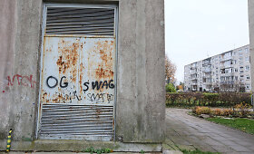 Daugiabučio kieme Kaune peiliu nudurtas vyras