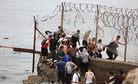 Tūkstančiai migrantų plūsta i&scaron; Maroko į Seutą, Ispaniją