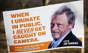 Įžūliais agitaciniais plakatais pa&scaron;ieptas Toronto meras Robas Fordas