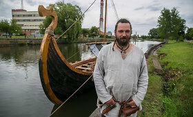 Kur&scaron;ių ir vikingų epochai būdingą laivą Darius Petkevičius pastatė per 11 mėnesių
