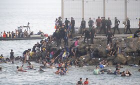 Tūkstančiai migrantų plūsta i&scaron; Maroko į Seutą, Ispaniją