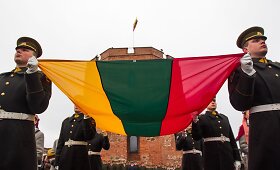 Tradici&scaron;kai Gedimino pilies bok&scaron;te i&scaron;kelta Lietuvos vėliava