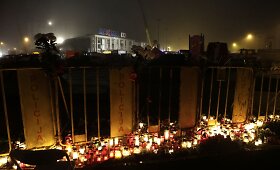 Tragedijos vietą Rygoje nuklojo gėlių ir žvakių jūra