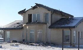 Naktinis gaisras suniokojo generolo Valdo Tutkaus namą
