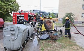 Žvėryne degė popieriaus konteineris