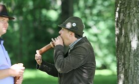 Medžiotojai  maurojimu bandė suvilioti elnių pateles