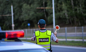 Naktinio reido Vilniuje metu nustatyti be teisių ar valstybinių numerių važiavę vairuotojai