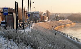 Karaliaus Mindaugo prospekte neįrengti kelią ir upę skiriantys atitvarai
