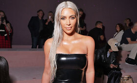 Nauja Kim Kardashian sidabrinių plaukų &scaron;ukuosena