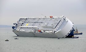 Laman&scaron;o sąsiauryje ant seklumos užplaukė automobilius gabenęs laivas &bdquo;Hoegh Osaka&ldquo;