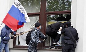 Ukrainoje prorusi&scaron;ki riau&scaron;ininkai įsiveržė į administracijos pastatą Luhanske