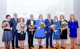 Metų mokytojo premijų ir diplomų įteikimo ceremonijoja