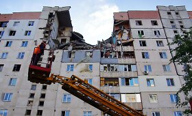 Ukrainoje per galingą sprogimą sugriuvo trys vir&scaron;utiniai daugiabučio auk&scaron;tai
