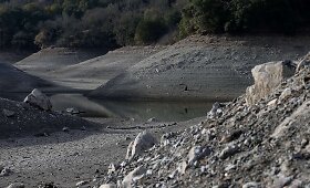 Kalifornijoje sausra trečius metus i&scaron; eilės i&scaron;džiovino Almadeno tvenkinį