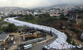 Beirute kaupiamos supakuotos &scaron;iuk&scaron;lės ima priminti upes ir kalnus