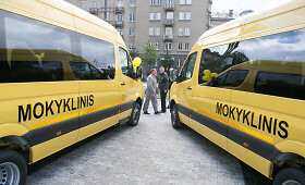 Vilniuje savivaldybių ir mokyklų atstovams perduoti 48 nauji mokykliniai autobusai
