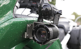 Greitį matuojantis kelių policijos motociklas