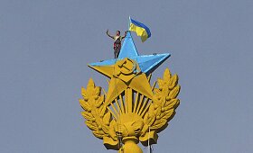 Maskvoje ant pastato vir&scaron;aus esančios žvaigždės buvo pritvirtinta Ukrainos vėliava