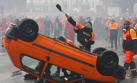 Prie&scaron; griežtas taupymo priemones protestuojantys Belgai susirėmė su policija