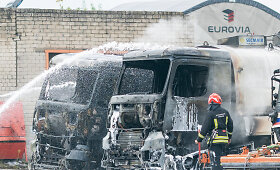 Vilniuje užsidegė du vilkikai