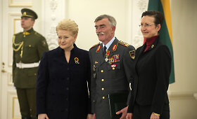 Lietuvos apdovanojimai &ndash; buvusiam Izraelio prezidentui, auk&scaron;tiems JAV ir NATO karininkams