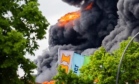 Grėsmingas gaisras Berlyno gamykloje