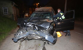 &Scaron;e&scaron;tadienio vaakro avarija Vilniuje &ndash; sužaloti 3 BMW važiavę jaunuoliai
