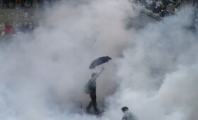 Honkonge policija prie&scaron; protestuotojus panaudojo a&scaron;arines dujas
