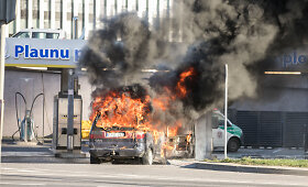 Vilniaus Geležinio vilko gatvėje atvira liepsna degė automobilis